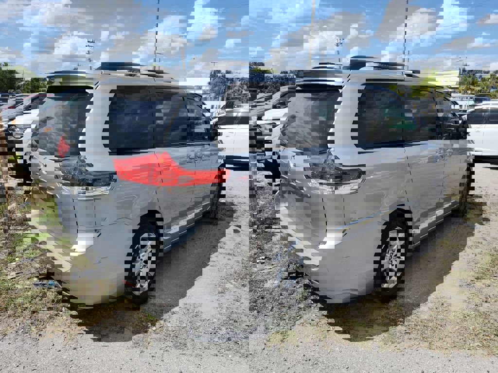 Used 2014 Toyota Sienna LE FWD image 3