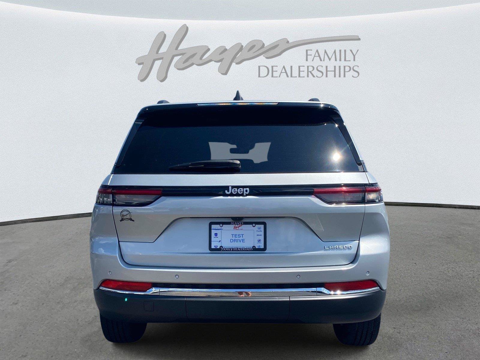 Used 2025 Jeep Grand Cherokee Laredo RWD image 4