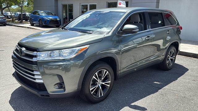 Used 2017 Toyota Highlander LE FWD image 3