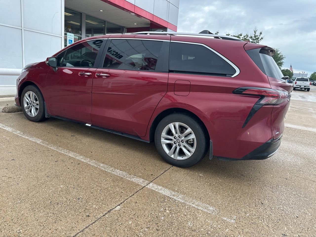 Used 2024 Toyota Sienna Limited image 1