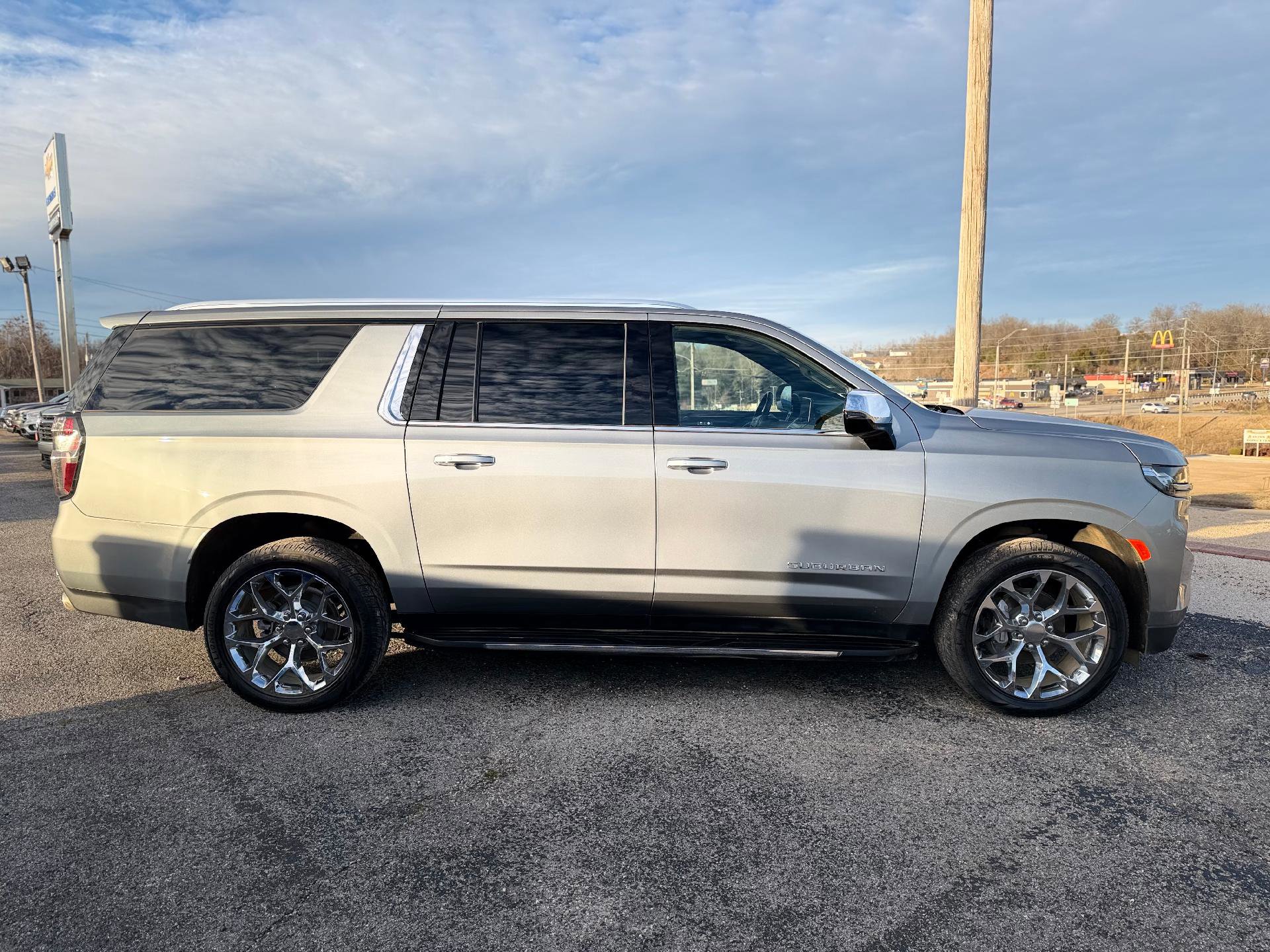 Used 2023 Chevrolet Suburban Premier AWD/4WD image 2