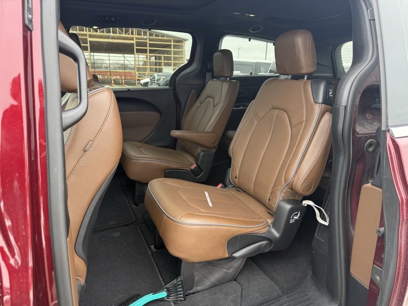 Used 2021 Chrysler Pacifica Limited image 11