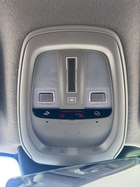 Used 2025 Volvo XC40 B5 Core w/ Climate Package image 18