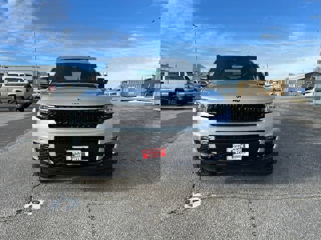 Used 2025 Jeep Grand Cherokee L Limited w/ Black Appearance Package image 9