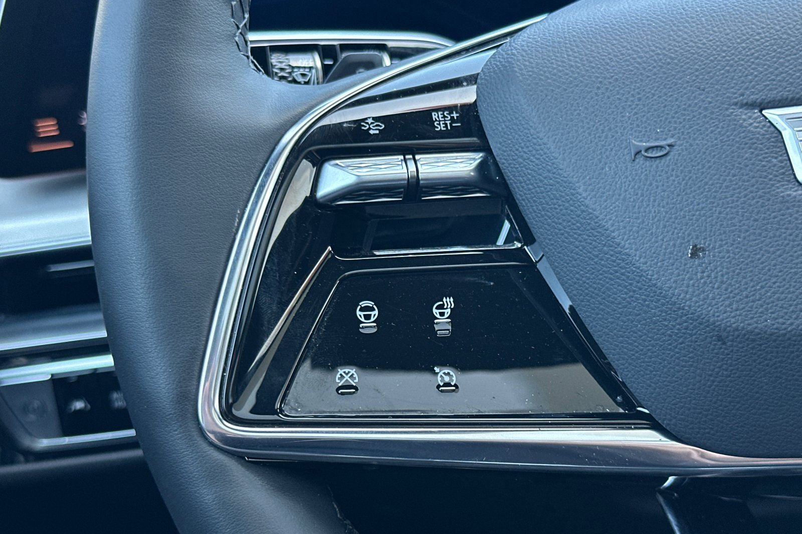 Certified 2026 Cadillac Lyriq Signature Sport w/ LPO, Floor Liner Package AWD/4WD image 31