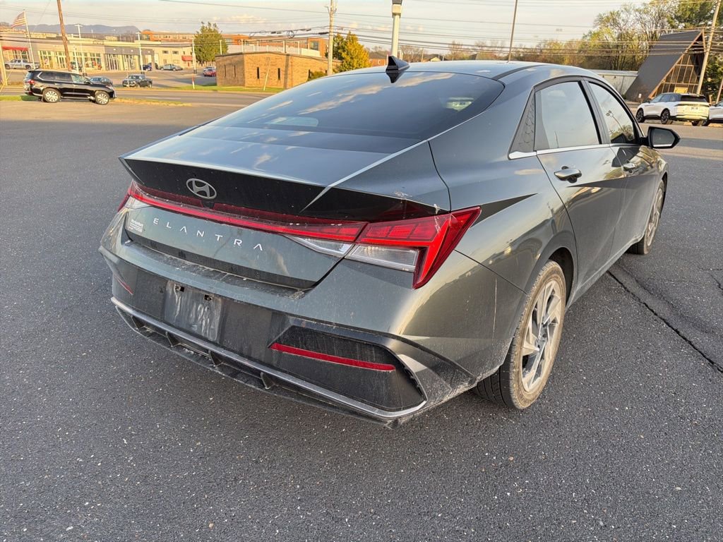 Used 2024 Hyundai Elantra SEL w/ Convenience Package image 5