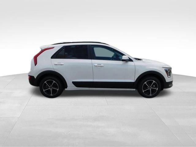 Used 2025 Kia Niro LX image 9