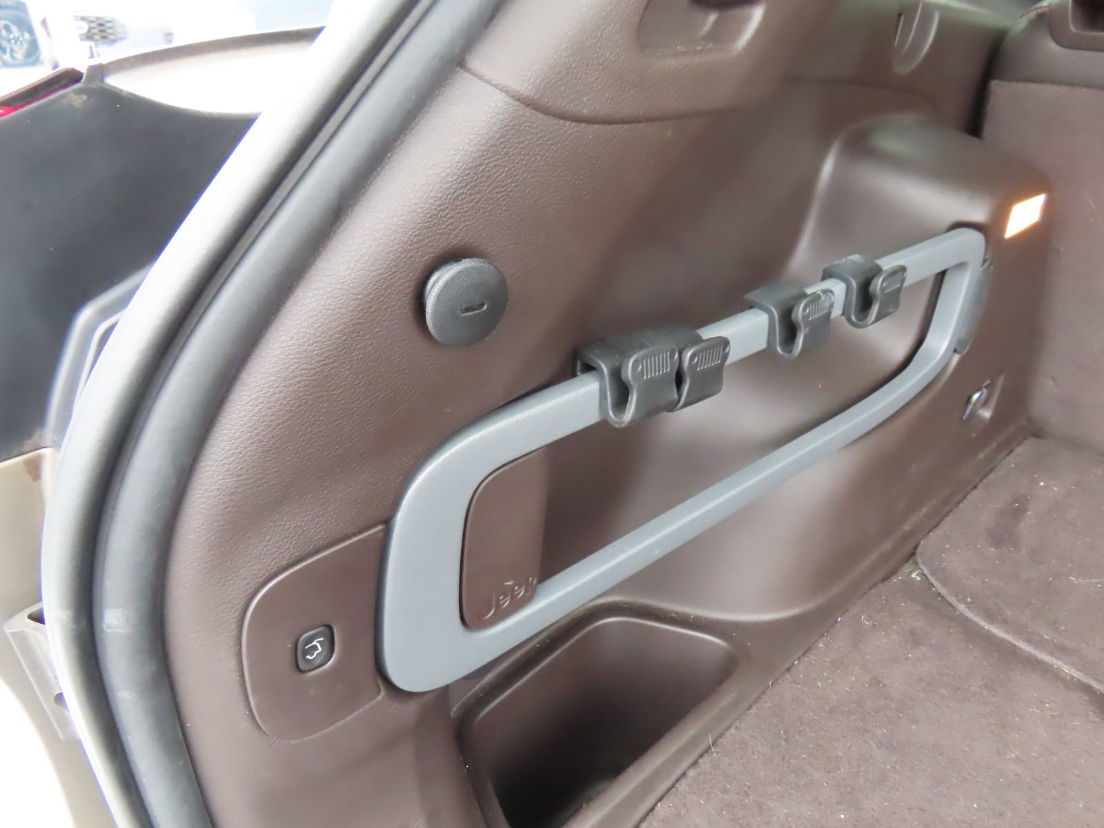 Used 2016 Jeep Cherokee Trailhawk w/ Comfort/Convenience Group image 40