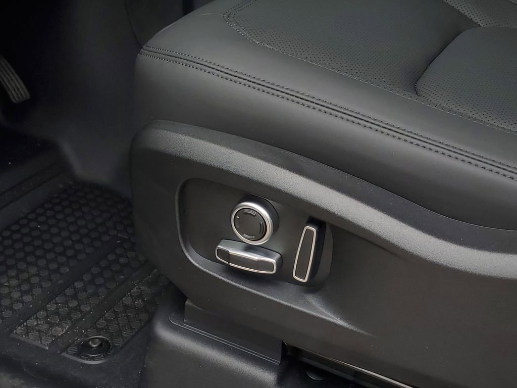 Used 2025 Land Rover Defender 130 X-Dynamic SE image 12