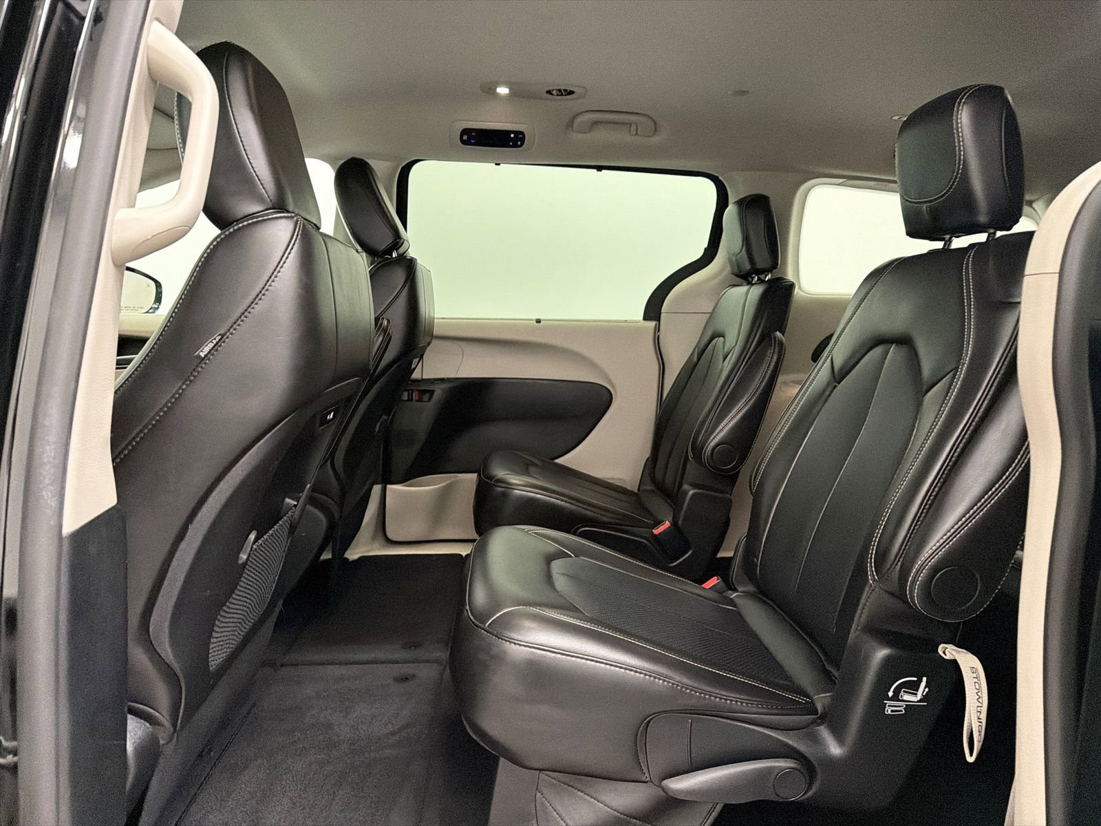 Used 2024 Chrysler Pacifica Touring-L image 17