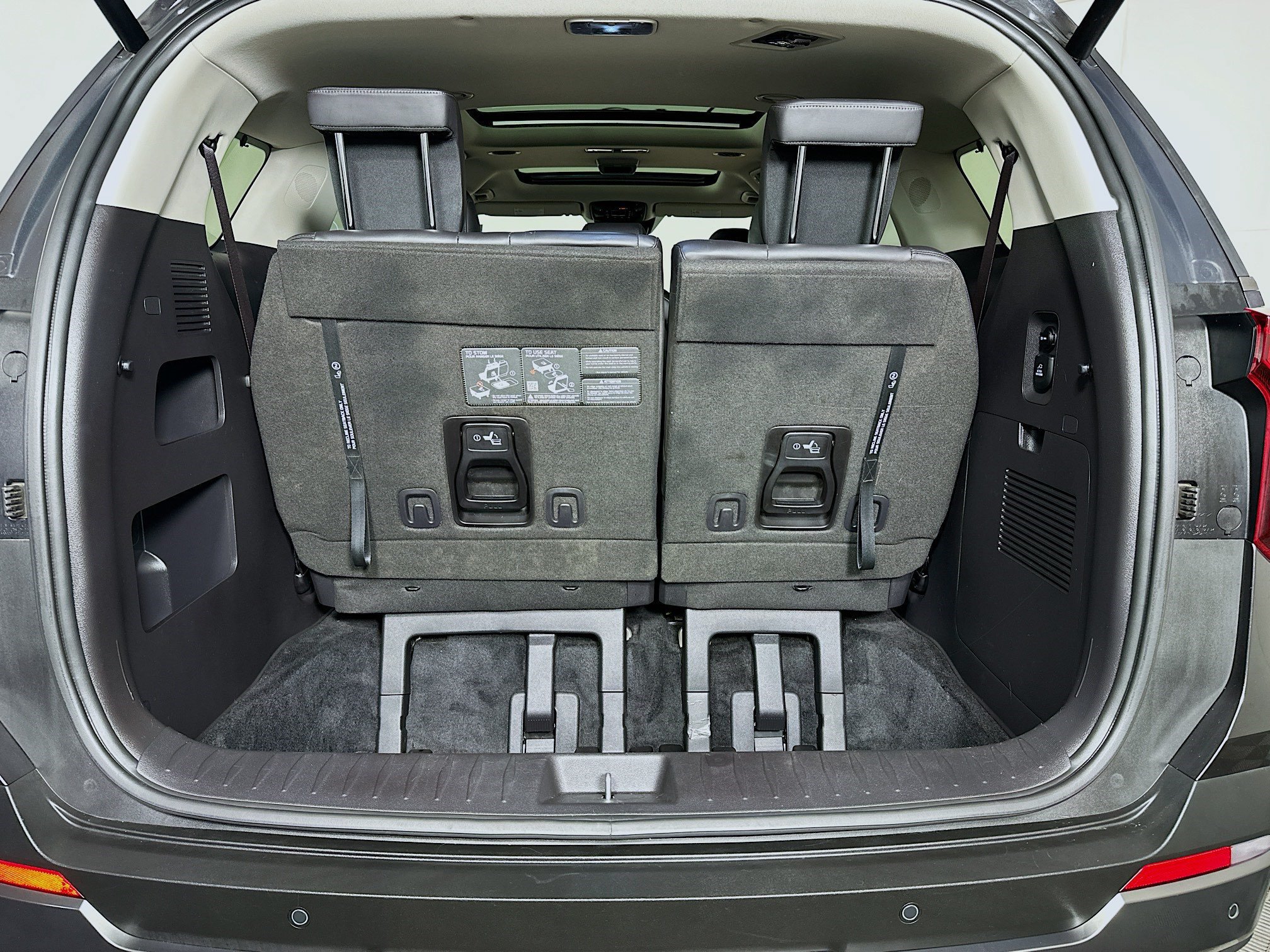 Used 2025 Kia Carnival SX w/ SX Dark Edition Package FWD image 27