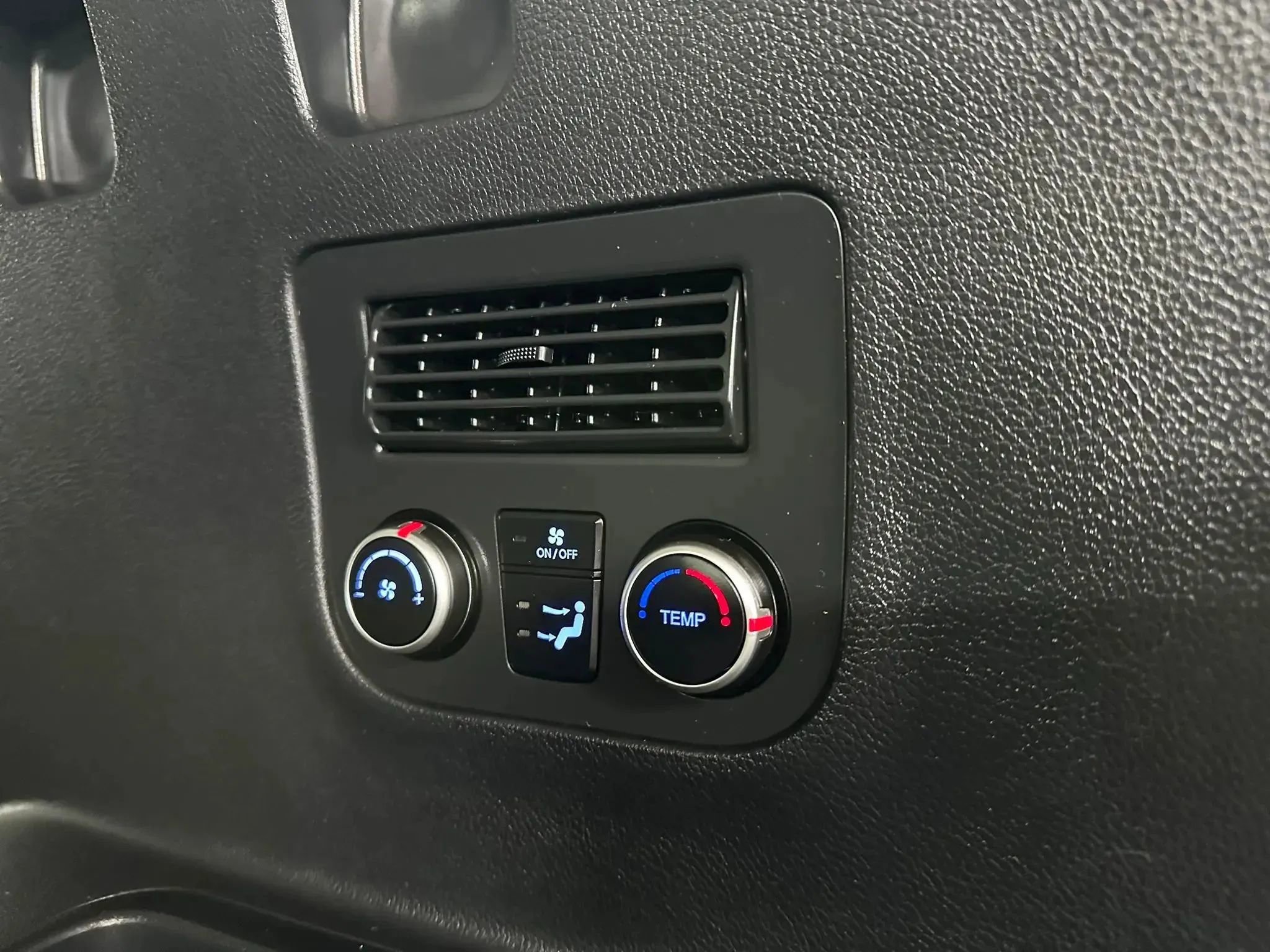 Used 2017 Hyundai Santa Fe SE AWD/4WD image 29