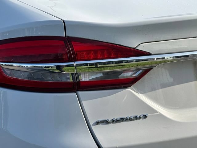 Used 2017 Ford Fusion SE w/ Fusion SE Technology Package FWD image 11