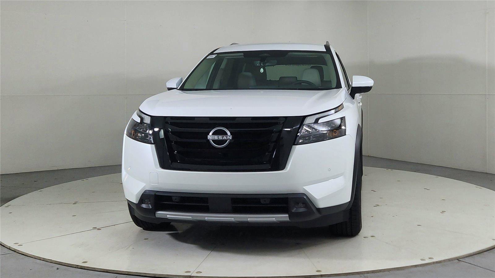 Used 2025 Nissan Pathfinder SL w/ Black Appearance Package image 2