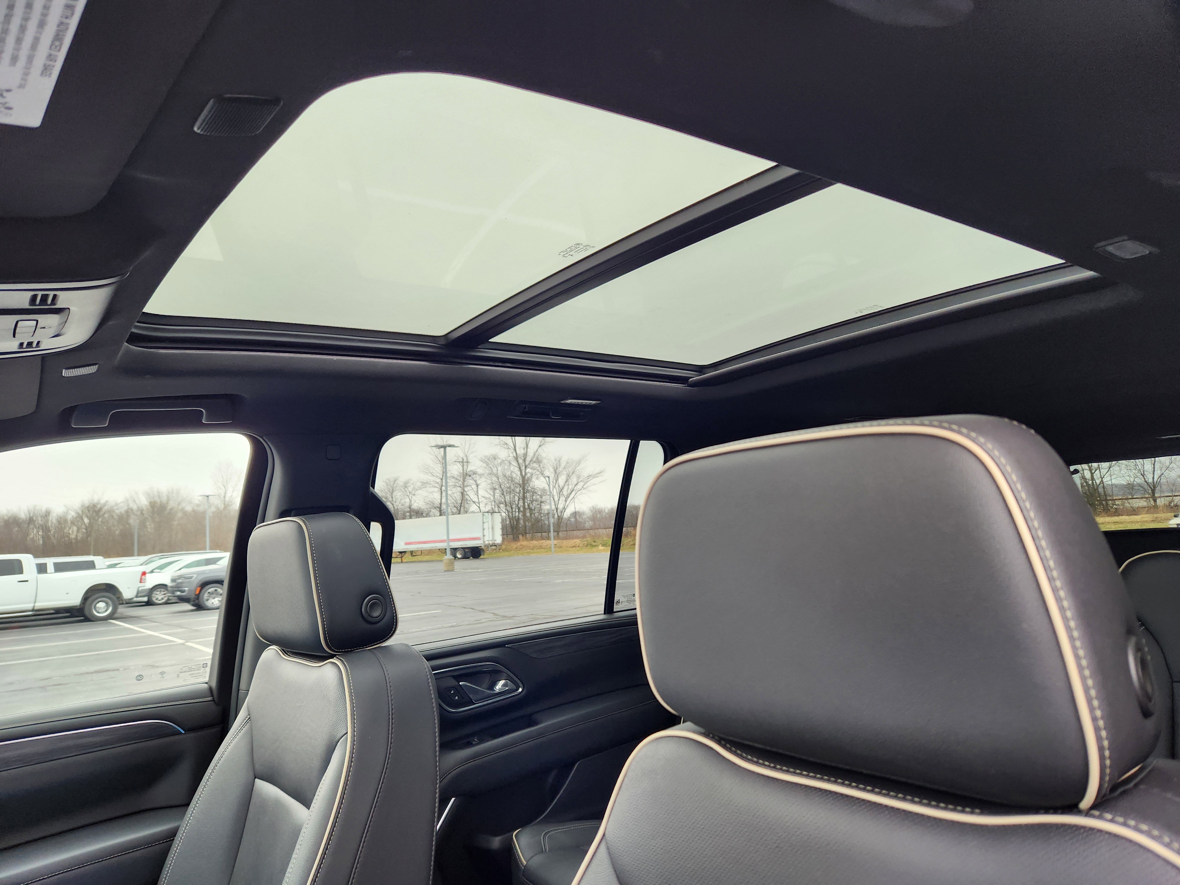 Used 2023 GMC Yukon XL SLT w/ SLT Luxury Package image 21