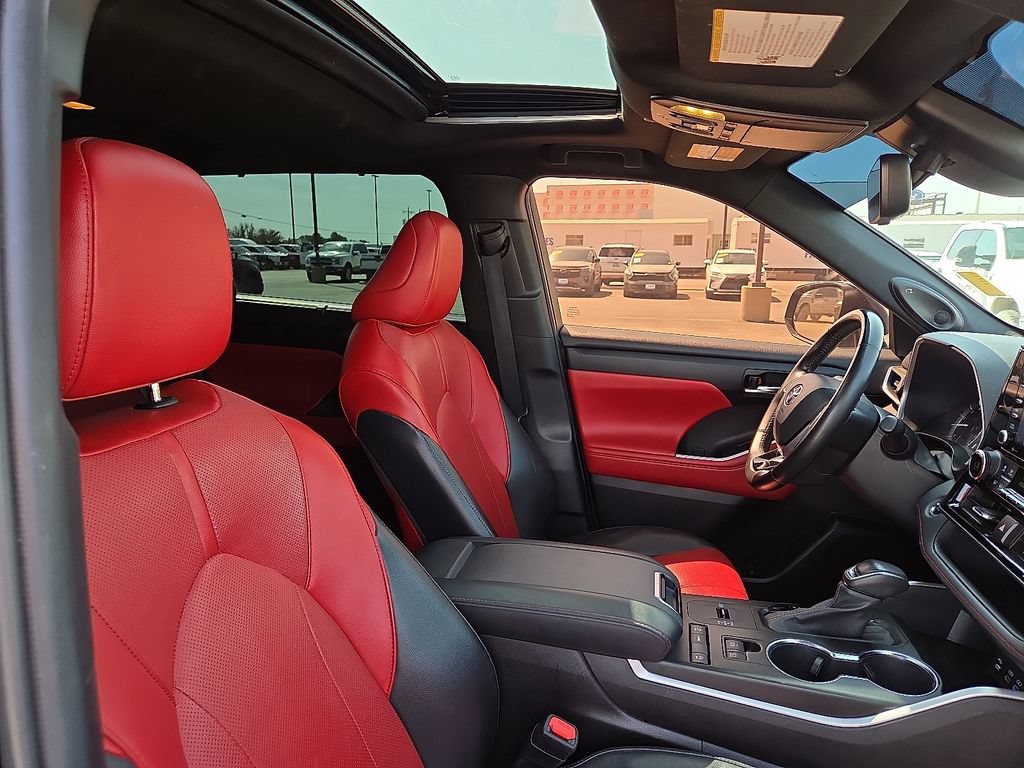 Used 2022 Toyota Highlander XSE FWD image 11