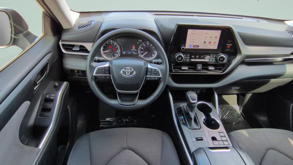 Used 2023 Toyota Highlander LE FWD image 12