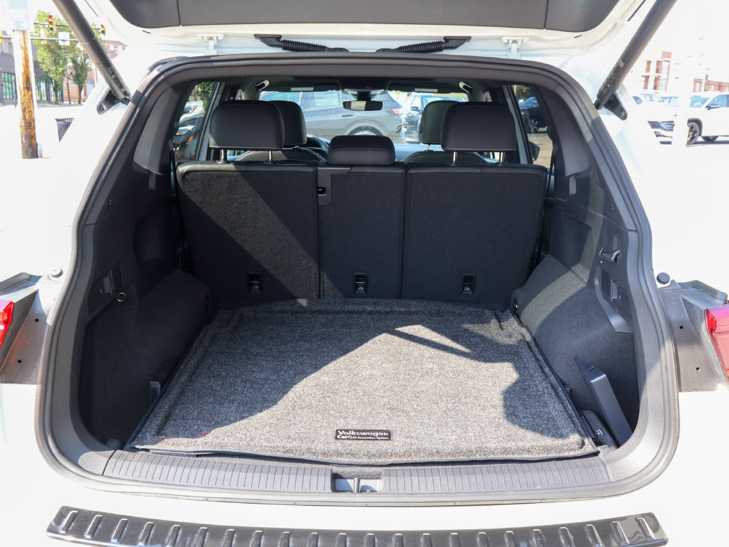Certified 2024 Volkswagen Tiguan SE R-Line AWD/4WD image 10