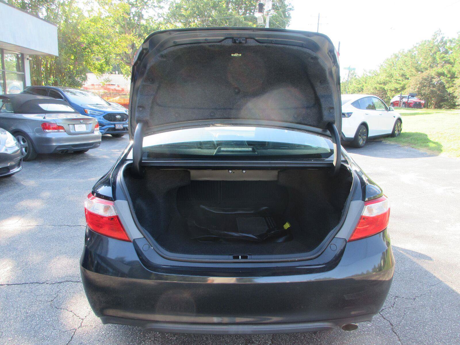 Used 2016 Toyota Camry SE w/ Moonroof Package FWD image 18