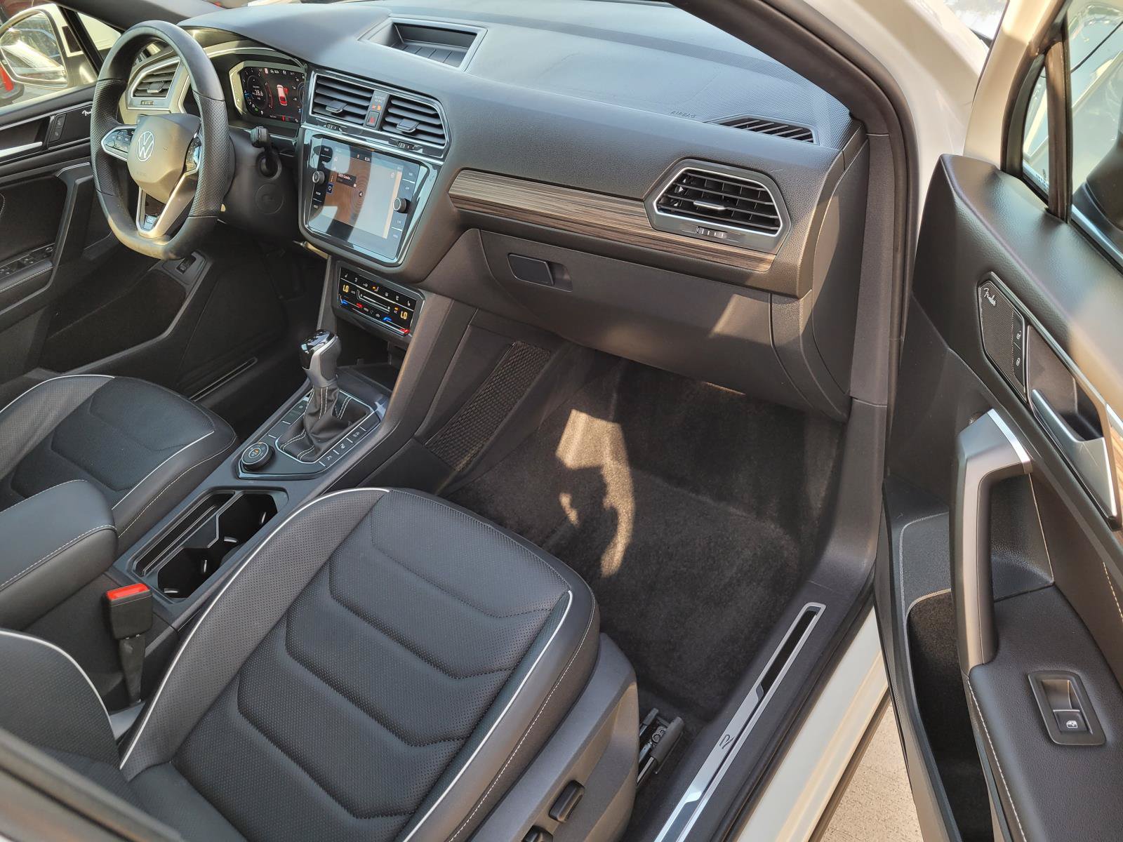 Used 2024 Volkswagen Tiguan SEL R-Line w/ MDO Package, Two-Row AWD/4WD image 24