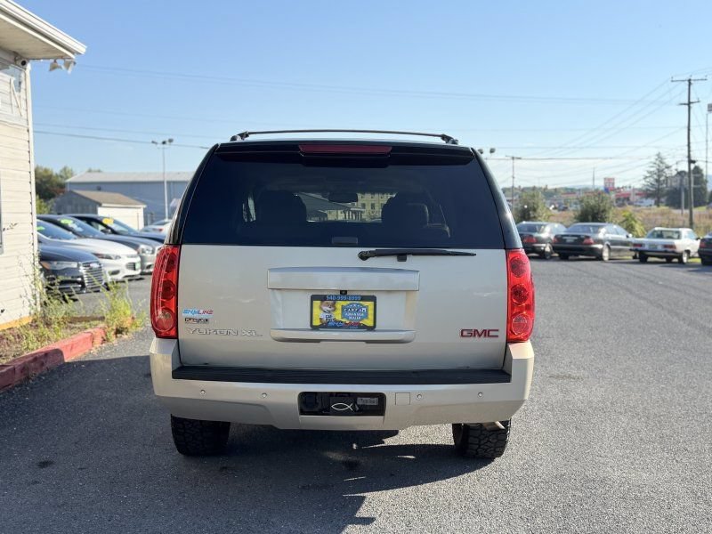 Used 2011 GMC Yukon XL SLT w/ SLT-2 Equipment Package AWD/4WD image 6