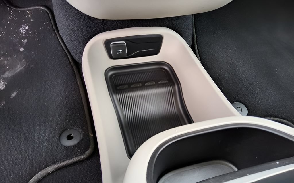 Used 2024 Chrysler Pacifica Touring-L FWD image 34