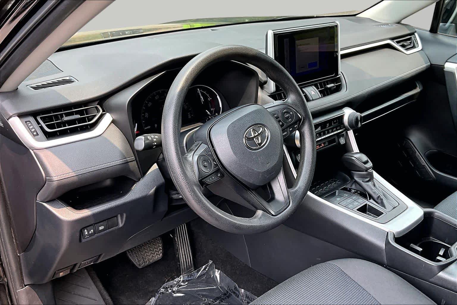 Used 2023 Toyota RAV4 LE AWD/4WD image 17
