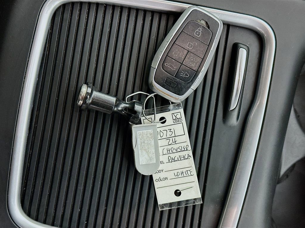 Used 2024 Chrysler Pacifica Touring-L image 34