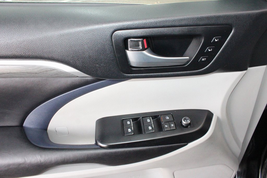 Certified 2018 Toyota Highlander Limited Platinum image 22