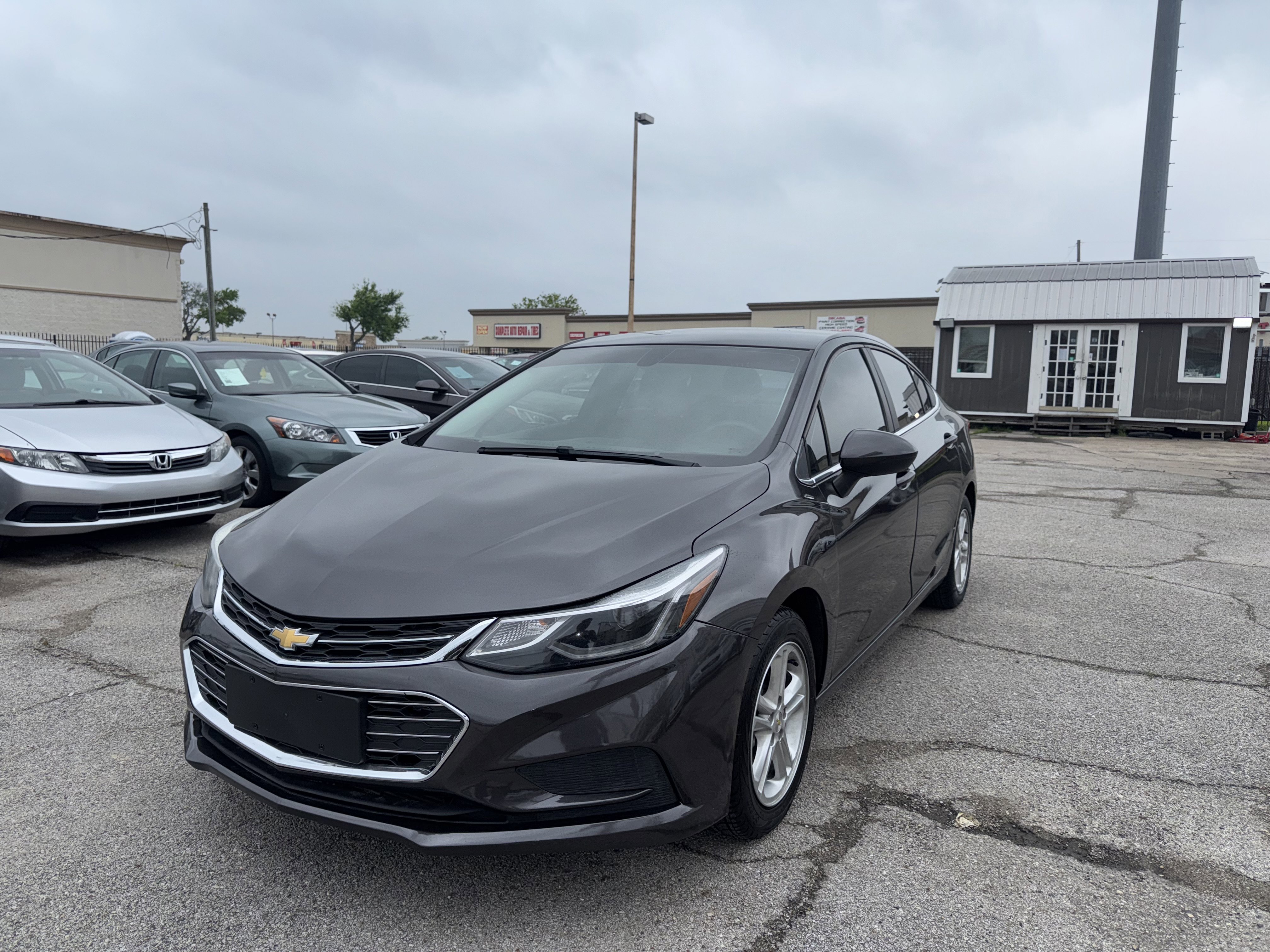 Used 2017 Chevrolet Cruze LT image 3