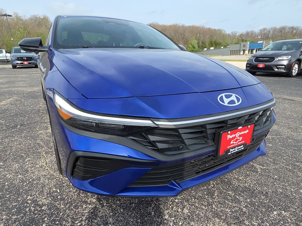 Used 2025 Hyundai Elantra SEL w/ Cargo Package image 11