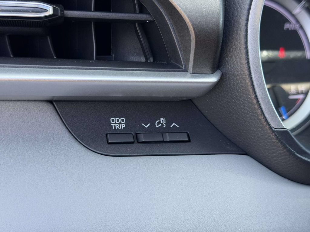 Used 2023 Toyota Highlander XLE AWD/4WD image 23