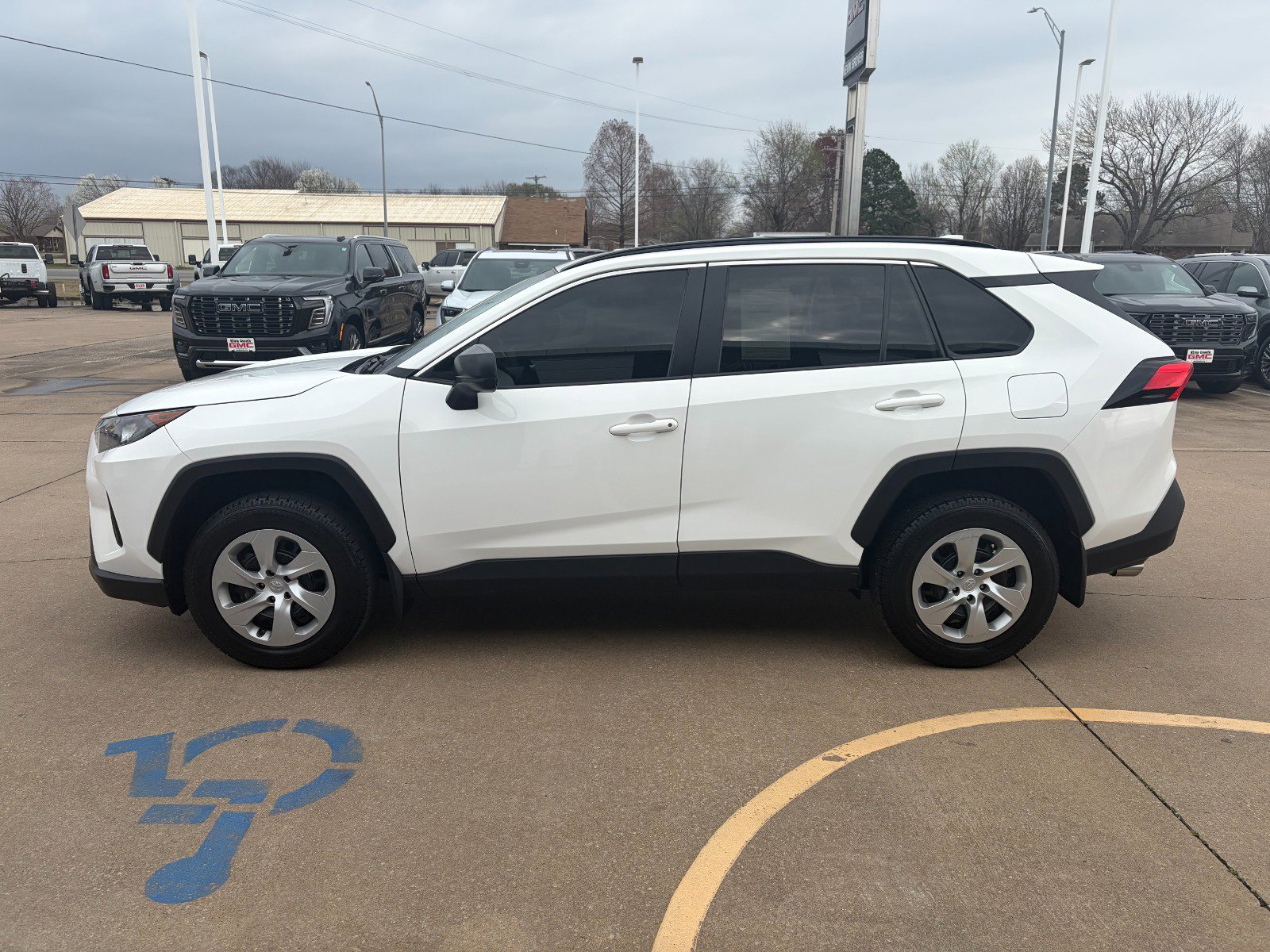 Used 2020 Toyota RAV4 LE FWD image 3