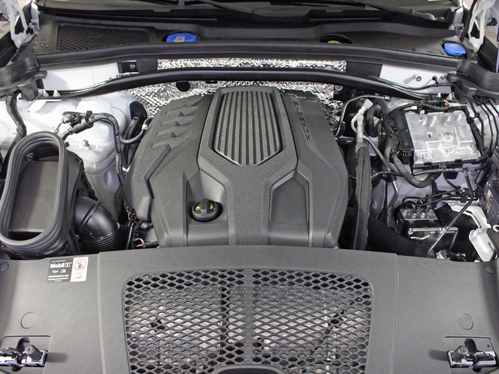Certified 2025 Porsche Macan image 38