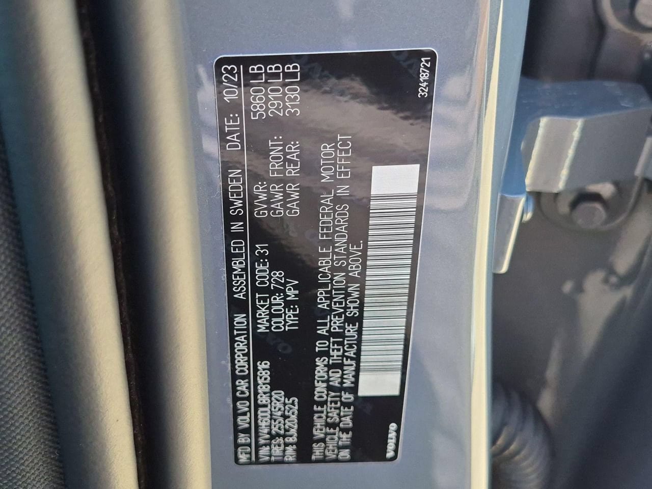 Certified 2024 Volvo XC60 T8 Plus AWD/4WD image 28