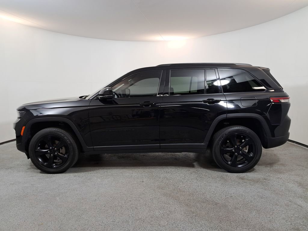 Used 2023 Jeep Grand Cherokee Altitude image 4