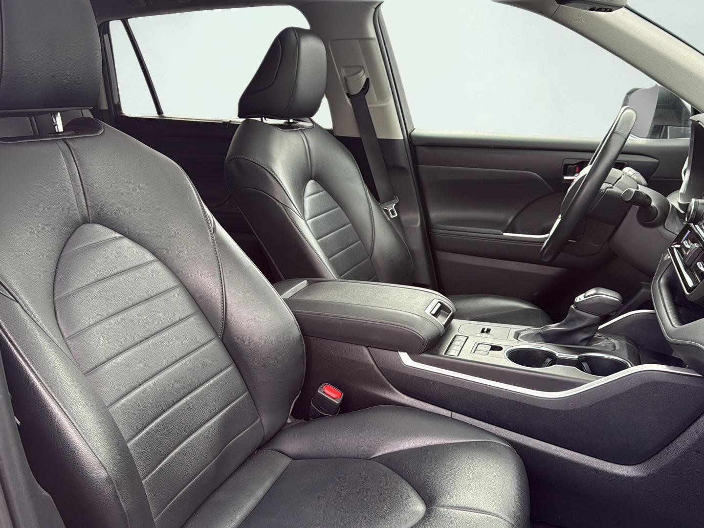 Used 2021 Toyota Highlander XLE image 32