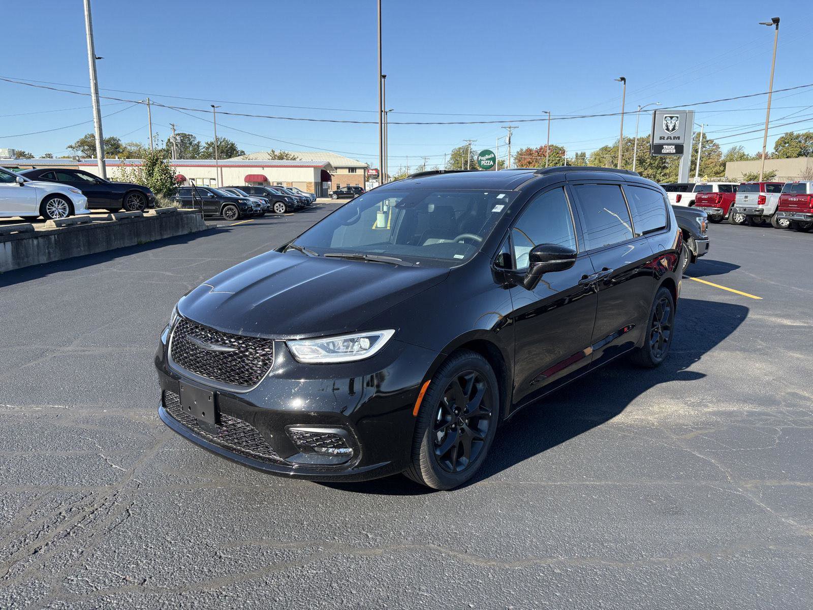 Used 2025 Chrysler Pacifica Limited image 23