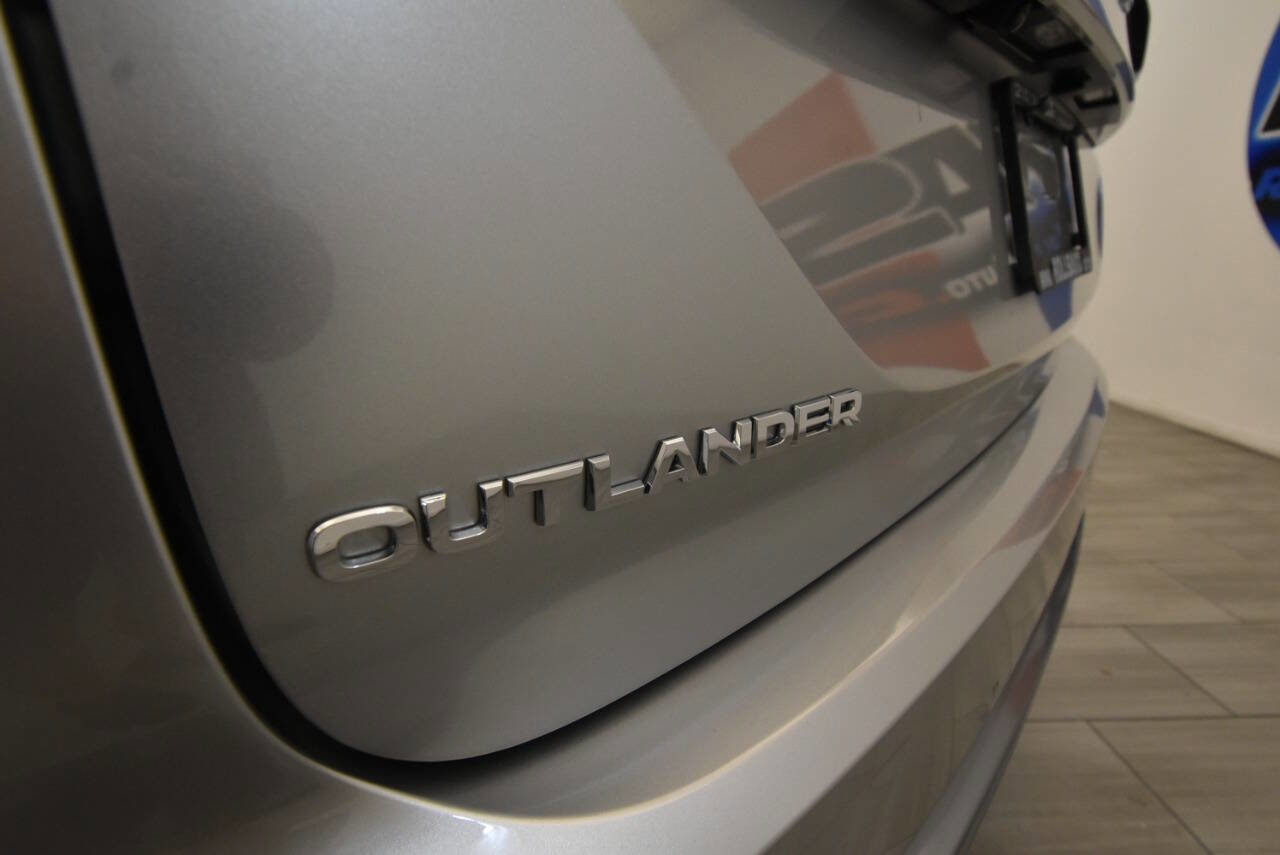 Used 2025 Mitsubishi Outlander SE image 31