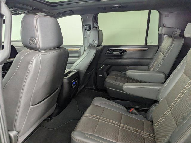Used 2025 Chevrolet Suburban High Country w/ Sun And Tow Package AWD/4WD image 17