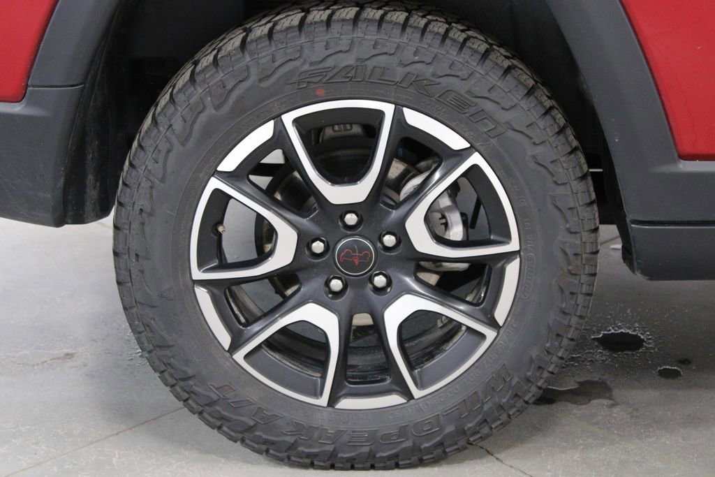 Used 2025 Jeep Compass Trailhawk image 12