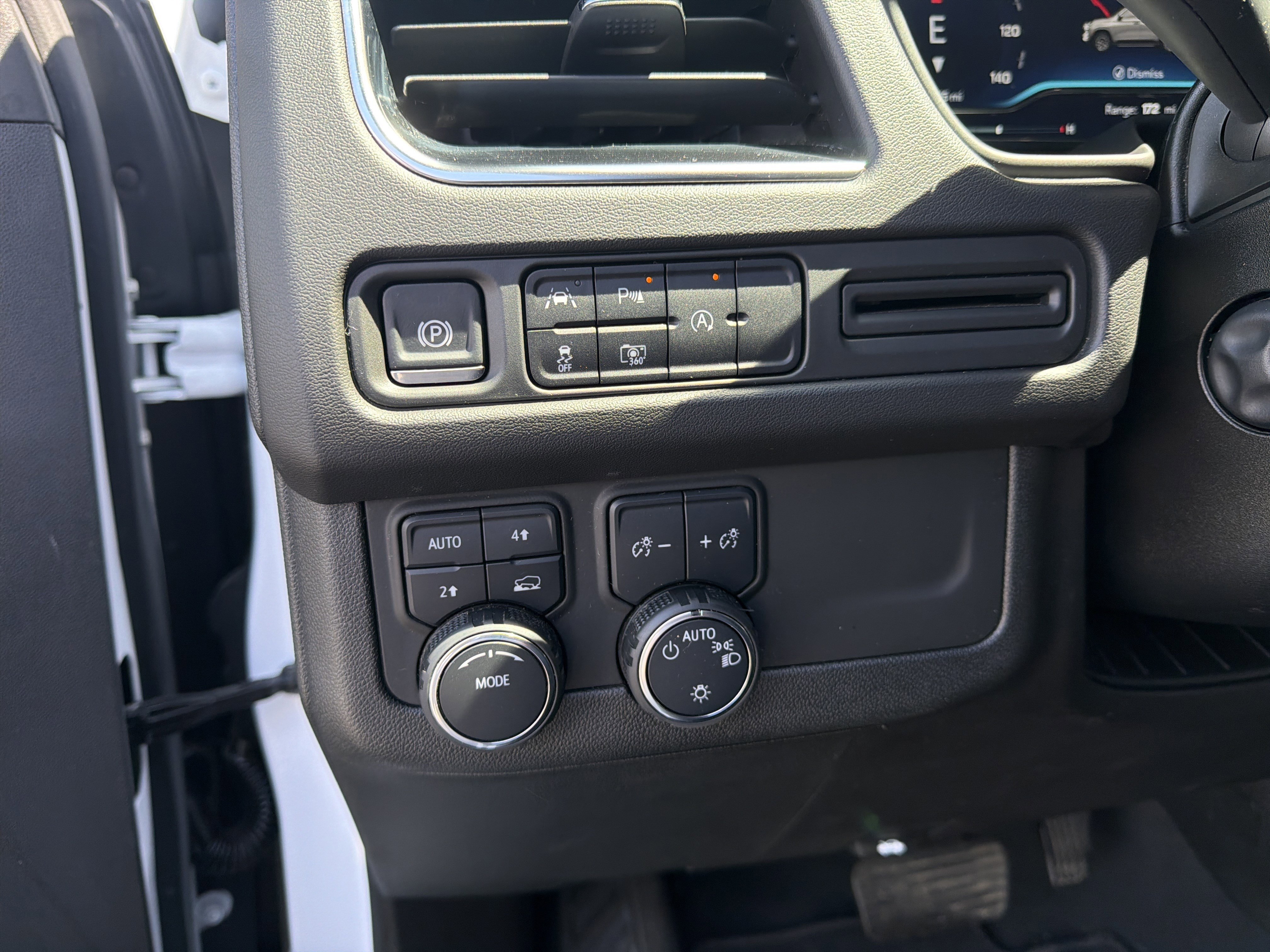 Used 2024 Chevrolet Suburban RST w/ Luxury Package AWD/4WD image 31