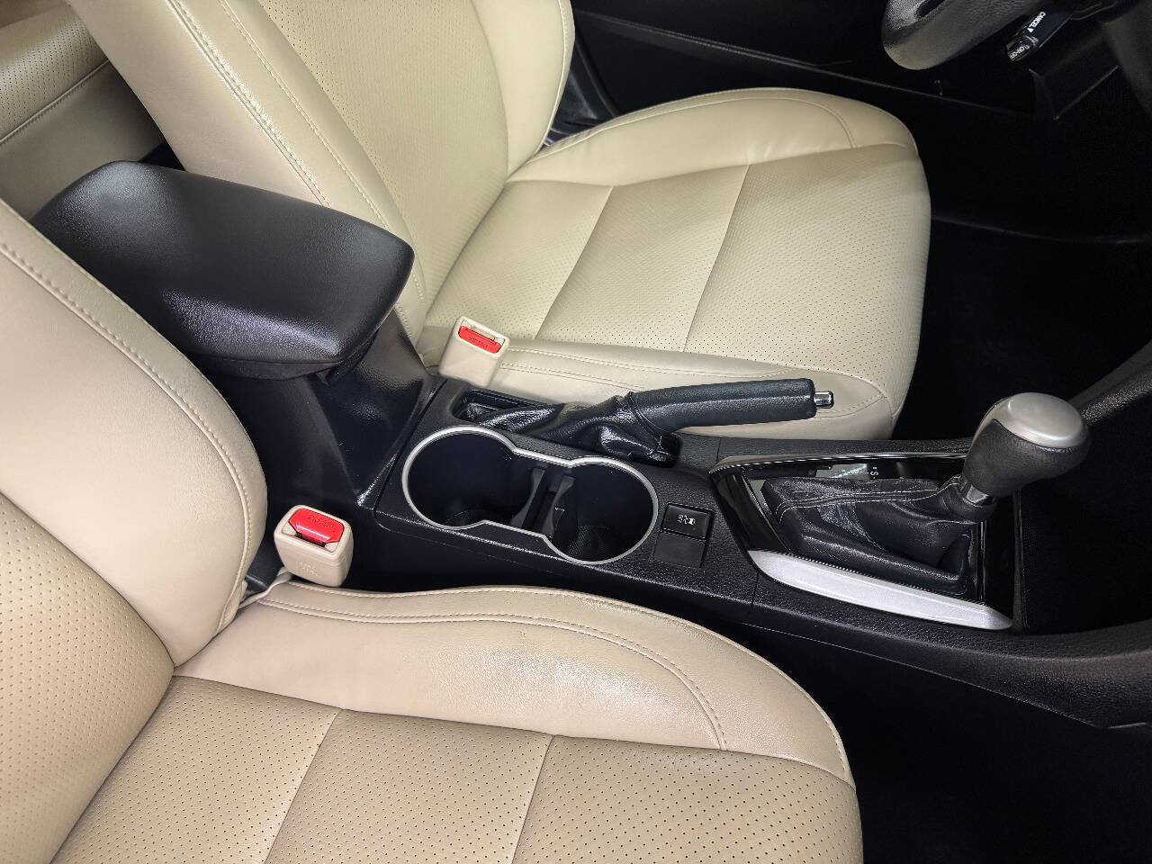 Used 2016 Toyota Corolla LE image 24