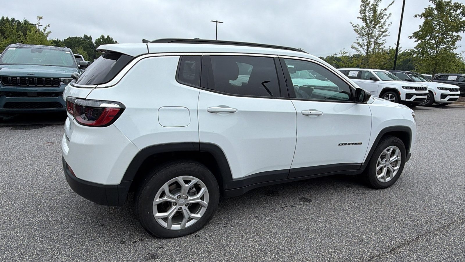 Used 2024 Jeep Compass Latitude AWD/4WD image 8