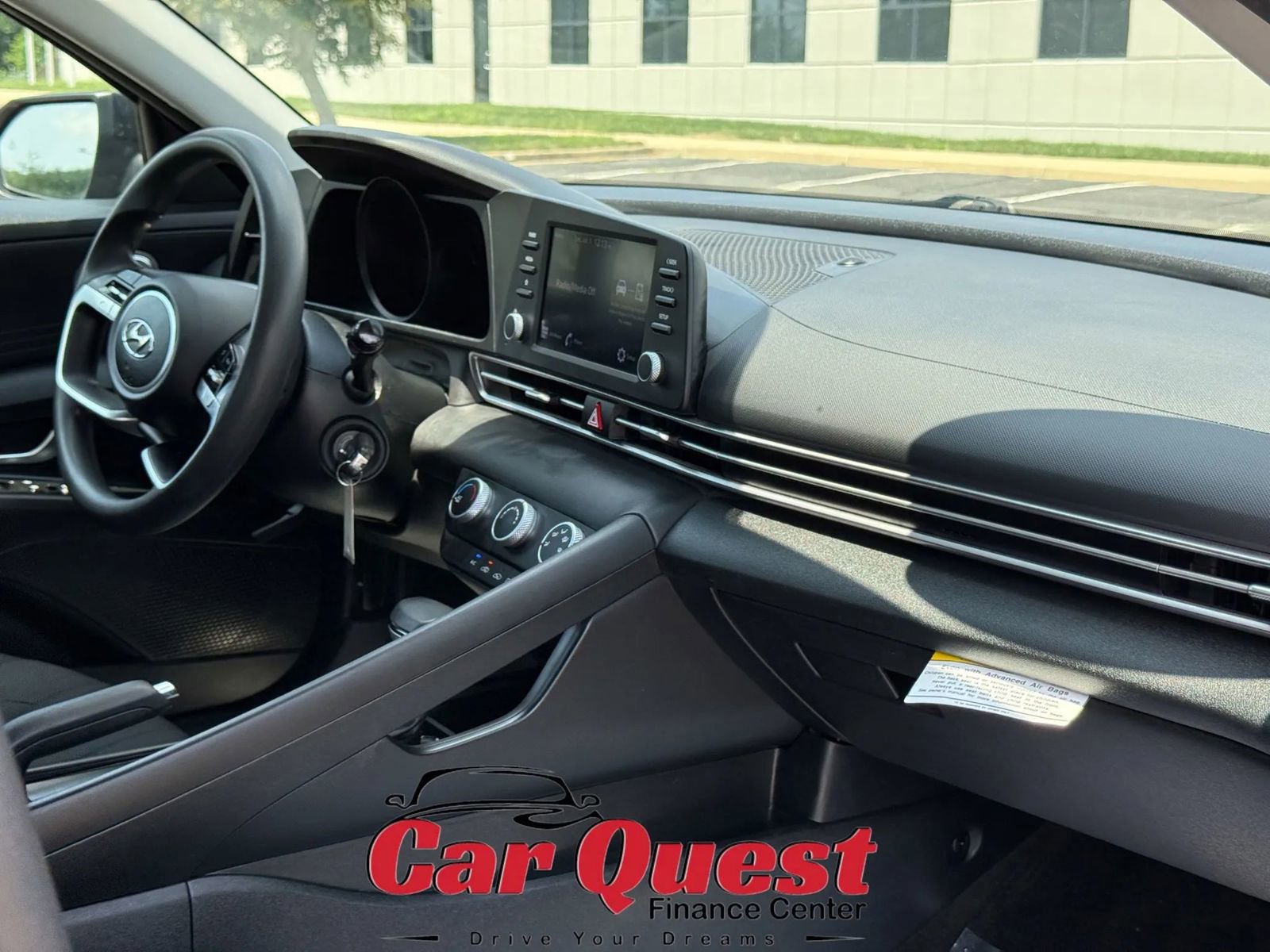 Used 2022 Hyundai Elantra SE image 17