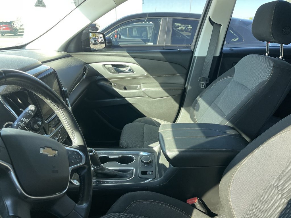 Used 2018 Chevrolet Traverse LT FWD image 2