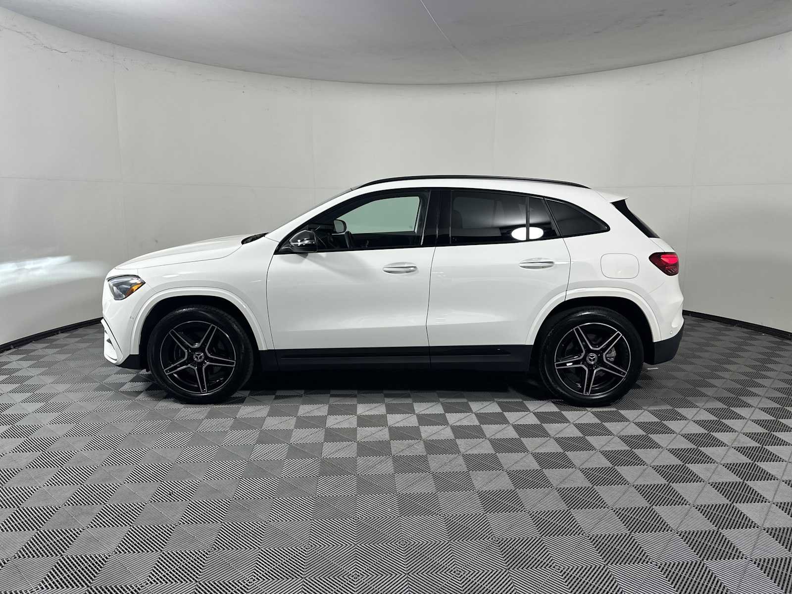 Used 2025 Mercedes-Benz GLA 250 4MATIC image 4