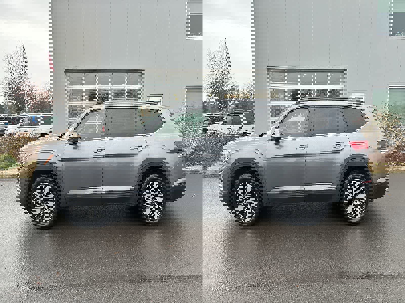 Used 2024 Volkswagen Atlas SE image 2