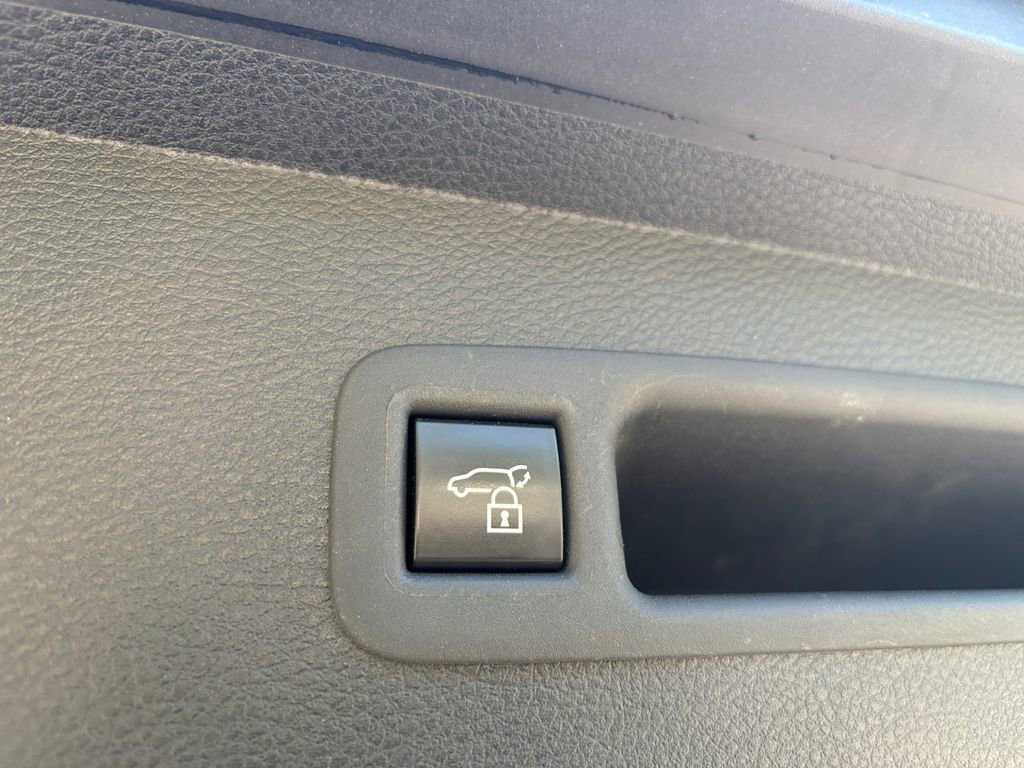 Used 2025 Toyota Sienna XLE image 12