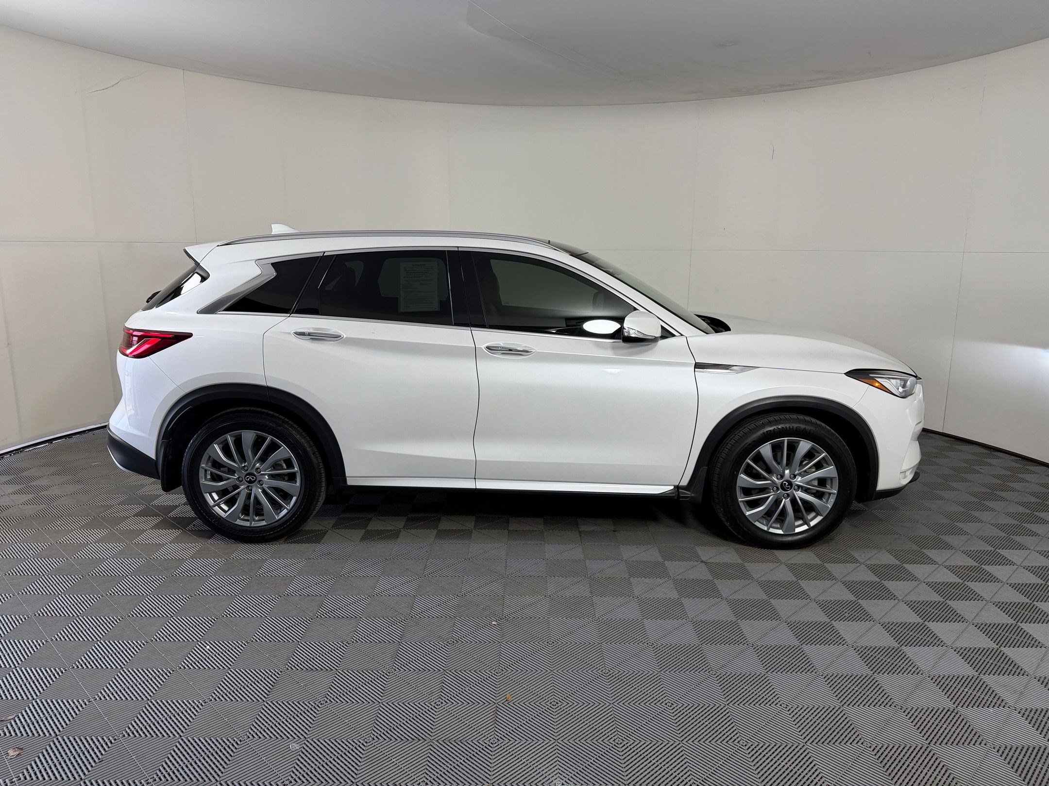 Used 2023 INFINITI QX50 Luxe FWD image 8